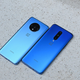 El OnePlus 7T (izquierda) comparado con el OnePlus 7 Pro